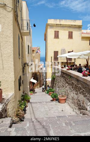 Allée dans la vieille ville de Castelsardo - Sardaigne Banque D'Images