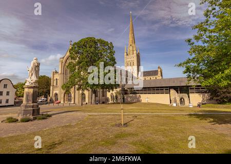 Norwich - 22 mai 2022: Cathédrale de Norwich à Norfolk, Angleterre. Banque D'Images