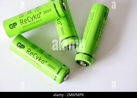 Un gros plan de quatre piles rechargeables écologiques Recyko Banque D'Images