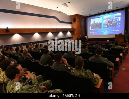 NORFOLK, Virginie (26 avril 2022) – retraité, James Foggo, doyen du Centre de stratégie maritime, Ligue navale des États-Unis, Parle avec des officiers subalternes de la guerre sous-marine comme conférencier principal lors d'un Junior Undersea Warfare Symposium and Training (JOUST) panel officiel à bord de Naval support Activity (NSA) Hampton Roads. JOUST est un symposium annuel dirigé par des officiers subalternes, conçu pour relever les défis des opérations futures de guerre sous-marine (USW) et tirer parti et maximiser les forces de la communauté USW. Banque D'Images