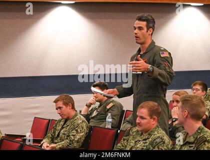 2204026-N-JO245-1280 NORFOLK, VIRGINIE (26 avril 2022) – lieutenant A.J. GEIS pose une question sur les opérations de guerre sous-marine lors d'un Junior Officer Undersea Warfare Symposium and Training (JOUST), groupe d'officiers du pavillon à bord de la Naval support Activity (NSA) Hampton Roads. JOUST est un symposium annuel dirigé par des officiers subalternes, conçu pour relever les défis des opérations futures de guerre sous-marine (USW) et tirer parti et maximiser les forces de la communauté USW. Banque D'Images