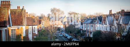 Vue panoramique sur une rue résidentielle typique de Richmond, au sud-ouest de Londres Banque D'Images