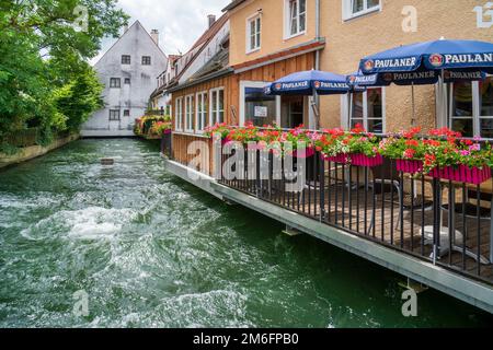 Rangée historique de maisons sur le Mülbach dans la vieille ville de Landsberg am Lech Banque D'Images