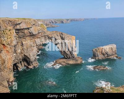 Une vue de dessus de l'arche naturelle, calcaire sauvage de Green Bridge of Wales entouré d'une mer pittoresque Banque D'Images