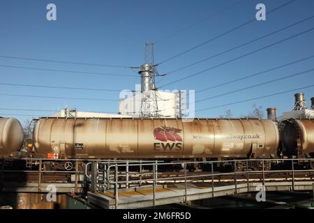 Chariot de transport ferroviaire de 100 tonnes À réservoir d'huile DE THÉ passant par la centrale électrique de Keadby, au Royaume-Uni. Banque D'Images