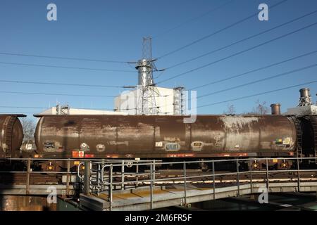 Chariot de transport ferroviaire de 100 tonnes À réservoir d'huile DE THÉ passant par la centrale électrique de Keadby, au Royaume-Uni. Banque D'Images