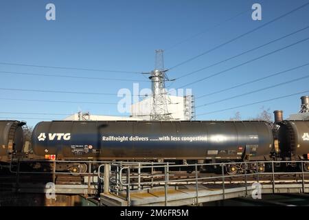 Chariot de transport ferroviaire de 100 tonnes À réservoir d'huile DE THÉ passant par la centrale électrique de Keadby, au Royaume-Uni. Banque D'Images