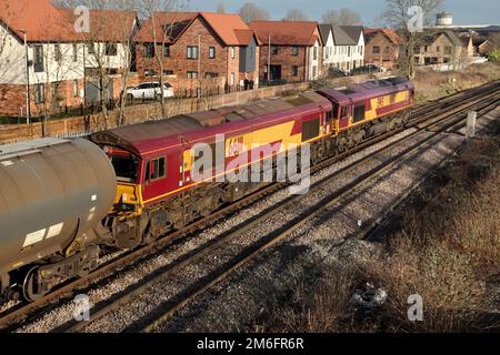 DB Cargo classe 66 locos 66110 et 66111 transportent le service 6Z16 0900 Kingsbury à Humber Oil Refinery par Scunthorpe le 04/01/23. Banque D'Images