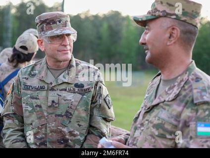 ÉTATS-UNIS Armée Brig. Le général Michael N. Cleveland, commandant du commandement de 66th troupes de la Garde nationale de l'armée du Mississippi, parle avec un membre de la Garde nationale de la République d'Ouzbékistan pendant la grève du Sud 2022, au Centre d'entraînement des forces interarmées du Camp Shelby, Mississippi, 27 avril 2022. Le camp Shelby est le plus grand site de mobilisation appartenant à l'État du pays et est situé juste au sud de Hattiesburg, Mississippi. Banque D'Images