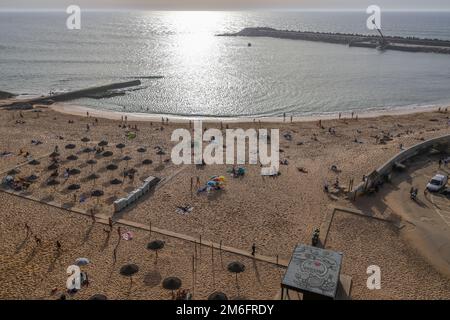 Une belle photo de la rive ensoleillée de Pescadores dans le village d'Ericeira, Portugal Banque D'Images