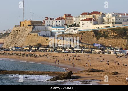 Une belle photo de la rive ensoleillée de Pescadores dans le village d'Ericeira, Portugal Banque D'Images