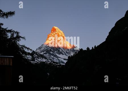 Le magnifique mont Cervin illuminé à Sunrise, la célèbre et emblématique montagne suisse des Alpes, Zermatt, Vala Banque D'Images