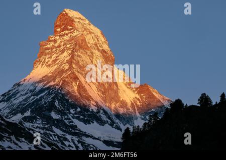 Le magnifique mont Cervin illuminé à Sunrise, la célèbre et emblématique montagne suisse des Alpes, Zermatt, Vala Banque D'Images