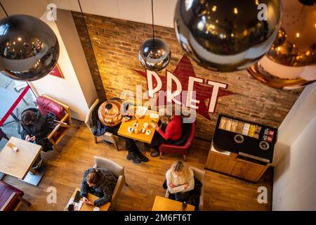 Londres - décembre 2022 : PRET une succursale de Manger à Richmond - une chaîne internationale britannique de magasins de sandwich Banque D'Images