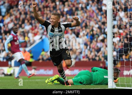 Dwight Gayle de Newcastle Utd fête Tommy Elphick de Aston Villa but propre - Aston Villa v Newcastle United, Sky Bet Championship, Villa Park, Birmingham - 24th septembre 2016. Banque D'Images