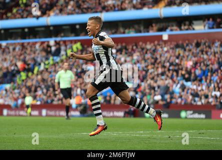 Dwight Gayle de Newcastle Utd fête Tommy Elphick de Aston Villa but propre - Aston Villa v Newcastle United, Sky Bet Championship, Villa Park, Birmingham - 24th septembre 2016. Banque D'Images