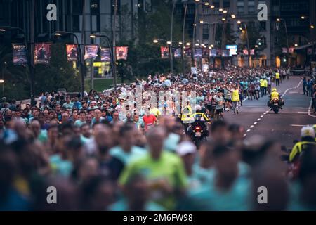 De nombreux coureurs au Marathon de nuit de Bilbao, qui couillent dans les rues de Bilbao la nuit. Banque D'Images