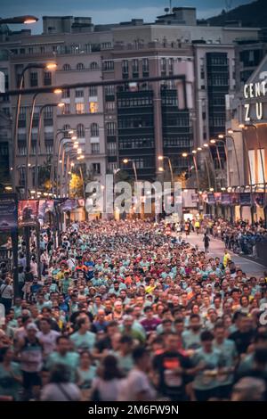 De nombreux coureurs au Marathon de nuit de Bilbao, qui couillent dans les rues de Bilbao la nuit. Banque D'Images