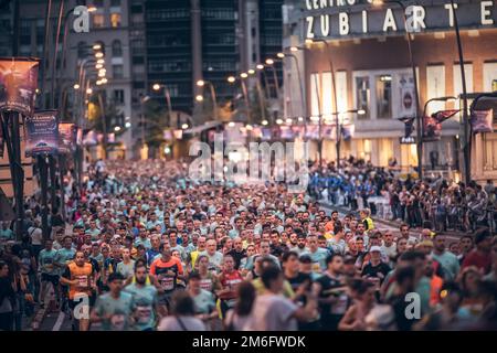 De nombreux coureurs au Marathon de nuit de Bilbao, qui couillent dans les rues de Bilbao la nuit. Banque D'Images