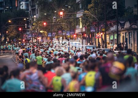 De nombreux coureurs au Marathon de nuit de Bilbao, qui couillent dans les rues de Bilbao la nuit. Banque D'Images