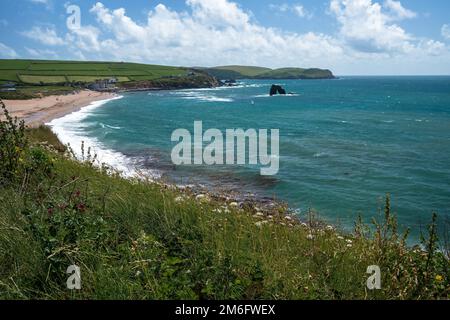 Promenades explorez la côte à la mer de Thurlestone, Devon, Royaume-Uni Banque D'Images