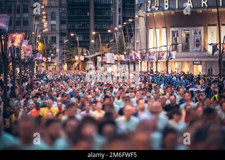 De nombreux coureurs au Marathon de nuit de Bilbao, qui couillent dans les rues de Bilbao la nuit. Banque D'Images