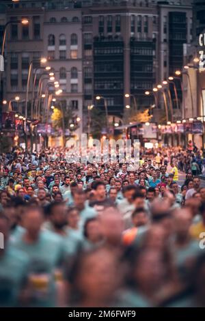 De nombreux coureurs au Marathon de nuit de Bilbao, qui couillent dans les rues de Bilbao la nuit. Banque D'Images