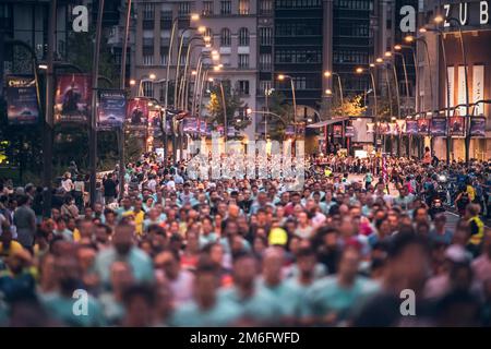 De nombreux coureurs au Marathon de nuit de Bilbao, qui couillent dans les rues de Bilbao la nuit. Banque D'Images