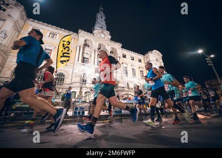 De nombreux coureurs au Marathon de nuit de Bilbao, qui couillent dans les rues de Bilbao la nuit. Banque D'Images