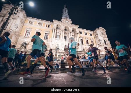 De nombreux coureurs au Marathon de nuit de Bilbao, qui couillent dans les rues de Bilbao la nuit. Banque D'Images