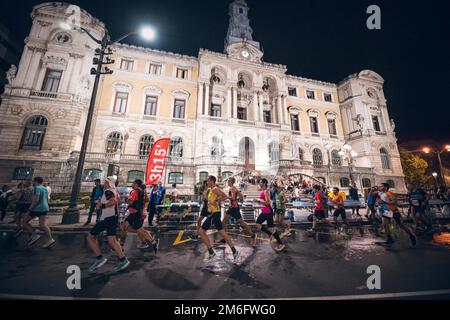 De nombreux coureurs au Marathon de nuit de Bilbao, qui couillent dans les rues de Bilbao la nuit. Banque D'Images