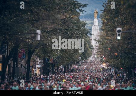 De nombreux coureurs au Marathon de nuit de Bilbao, qui couillent dans les rues de Bilbao la nuit. Banque D'Images