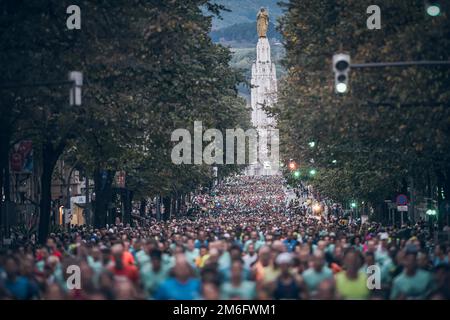 De nombreux coureurs au Marathon de nuit de Bilbao, qui couillent dans les rues de Bilbao la nuit. Banque D'Images