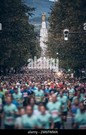 De nombreux coureurs au Marathon de nuit de Bilbao, qui couillent dans les rues de Bilbao la nuit. Banque D'Images