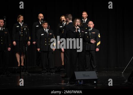 MASON, Ohio (27 avril 2022) la musicienne de 1re classe Maia Rodriguez, de Cleveland, Ohio, présente la narration lors d'un concert de chœur de Sea Chanters de l'United States Navy Band à Mason Middle School. Les Sea Chanters se sont produits dans sept états lors de leur tournée de 13 villes et 2 000 miles, reliant les communautés à travers le pays à leur marine. Maia Rodriguez, National Tour, Navy, Navy Band, Sea Chanters Chorus, Banque D'Images