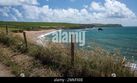 Promenades explorez la côte à la mer de Thurlestone, Devon, Royaume-Uni Banque D'Images