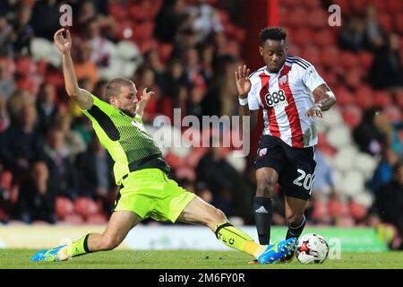 Joey van den Berg de Reading s'attaque à Josh Clarke de Brentford - Brentford c. Reading, Sky Bet Championship, Griffin Park, Londres - 27th septembre 2016. Banque D'Images