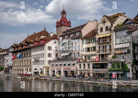 Belle vue sur le centre-ville historique de Lucerne - bâtiments médiévaux dans le Riverfront - Canton de Lucerne, Suisse Banque D'Images