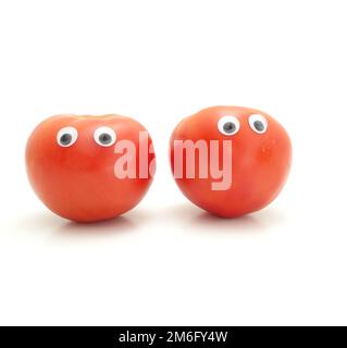 Deux tomates avec des yeux googly isolés sur blanc Banque D'Images