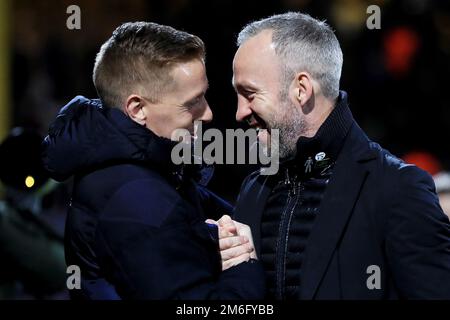 Garry Monk, directeur de Leeds United, se serre la main avec Shaun Derry, directeur de Cambridge United, Cambridge United contre Leeds United, FA Cup troisième tour, The Cambs Glass Stadium, Cambridge - 9th janvier 2017. Banque D'Images