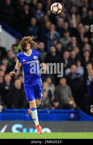 David Luiz, de Chelsea, est à la tête du bal - Chelsea contre Manchester United, FA Cup quart-finale, Stamford Bridge, Londres - 13th mars 2017. Banque D'Images