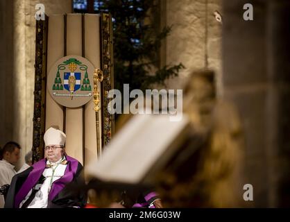 ROERMOND - Mgr Harrie rencontre lors d'un service commémoratif pour le Pape émérite Benoît XVI à Saint-Jean Cathédrale de Christopher. Benoît est décédé à l'âge de 95 ans. Il a été pape de 2005 à 2013 et a démissionné pour des raisons de santé. ANP SEM VAN DER WAL pays-bas sortie - belgique sortie Banque D'Images