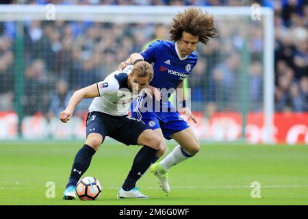 David Luiz de Chelsea lutte avec Harry Kane de Tottenham Hotspur - Chelsea / Tottenham Hotspur, la demi-finale de la coupe Emirates FA, Wembley Stadium, Londres - 22nd avril 2017. Banque D'Images