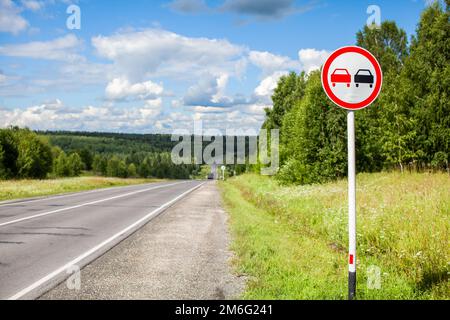 Il est interdit de dépasser un panneau routier sur une autoroute de banlieue Banque D'Images