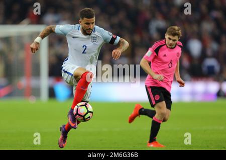 Kyle Walker d'Angleterre s'éloigne de James Forrest d'Écosse - Angleterre contre Ecosse, FIFA 2018 World Cup Qualizing Group F, Wembley Stadium, Londres - 11th novembre 2016. Banque D'Images