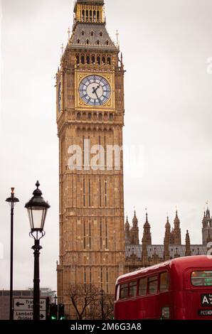 Bus à impériale rouge devant la tour de l'horloge de Big Ben et le palais de Westminster à Londres, en Angleterre. Banque D'Images