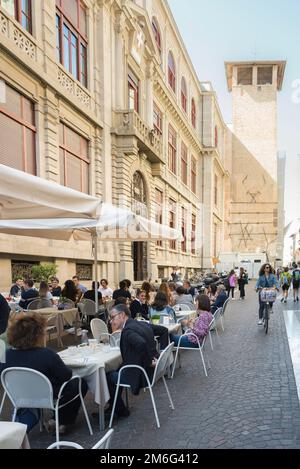 Rue restaurant Italie, vue en été des personnes assis à l'extérieur aux tables de restaurant situées dans la via Guglielmo Oberdan dans la ville de Padoue Italie Banque D'Images