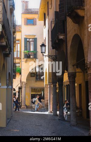 Rue médiévale de l'Italie, vue en été d'une rue étroite dans la vieille ville historique dans le centre de la ville pittoresque de Padoue, Vénétie, Italie Banque D'Images