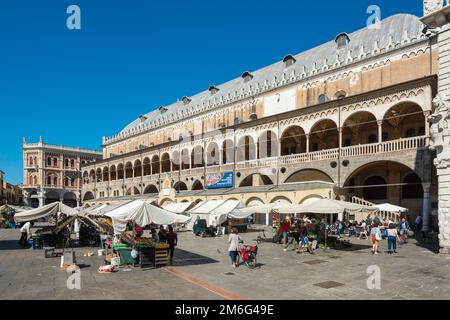 Marché de Padoue Italie, vue en été des étals du marché sur la Piazza delle Erbe et le Palazzo della Ragione 13th siècle, ou Salone, Padoue (Padoue) Banque D'Images