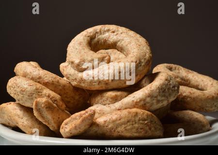 Taralli italien dans un bol. En-cas traditionnels de la région des Pouilles. Banque D'Images
